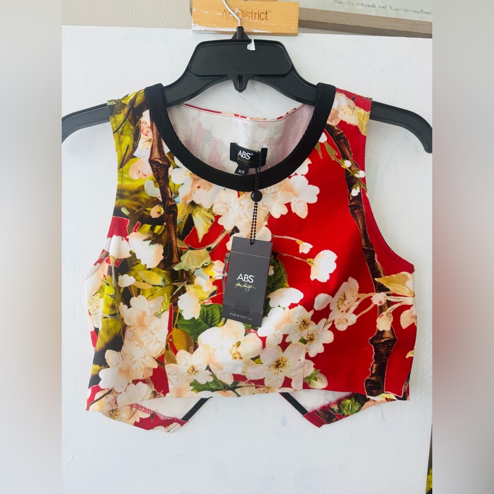 NWT Abs by Allen Schwartz Floral Crop Top in Red (XS)